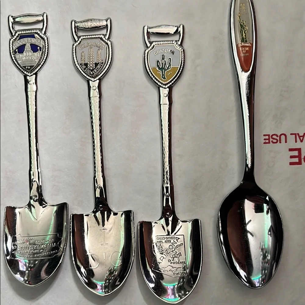 Vintage Collectible Souvenir Spoons Set - Picture 4 of 4
